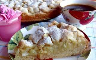Пирожки из песочного теста с яблоками и малиной