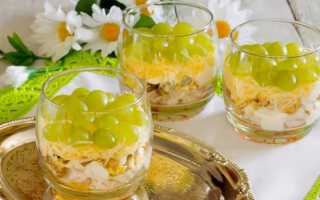 Украшенный виноградом слоеный салат с курицей, сыром и яйцами