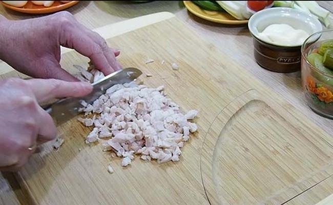 порезать курицу