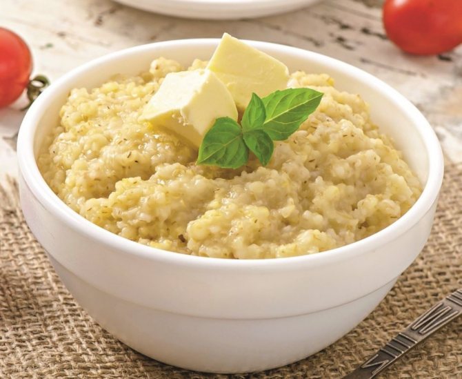Приготовленная и красиво украшенная пшеничная каша