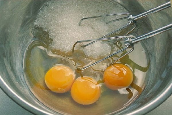 Яичный крем для торта, пирожных. Рецепт с вином, желатином, сахаром, сиропом